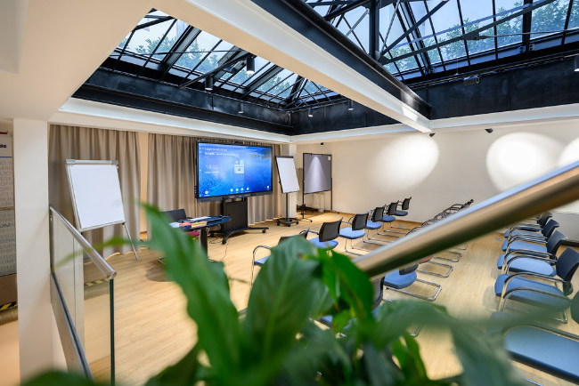 Bild eines Seminarraums der pro mente Akademie